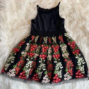 Welcome spring with this beautiful flower dress!! Girls size 7!! 🌸🌹🌹🌺🌺🌷